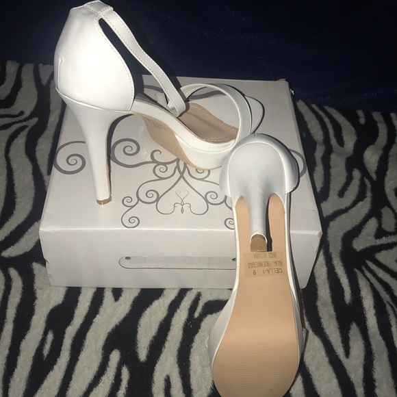 White heels! Beautiful, just a little to big. - Picture 2 of 5